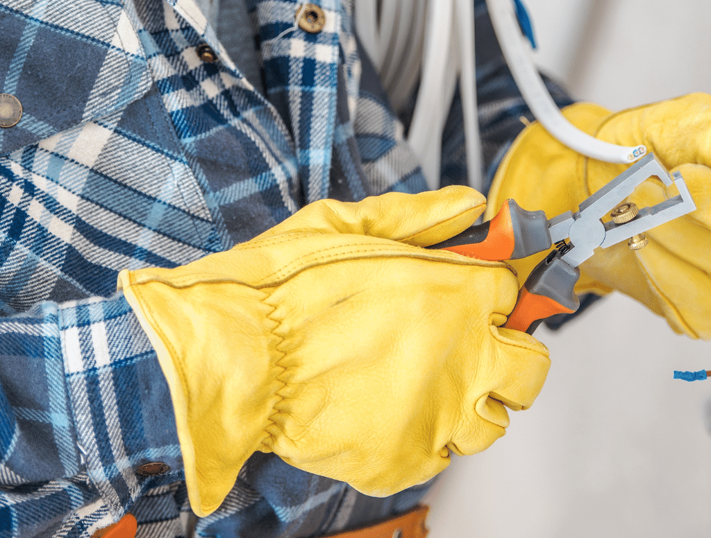 Afbeelding van een werkende electricien