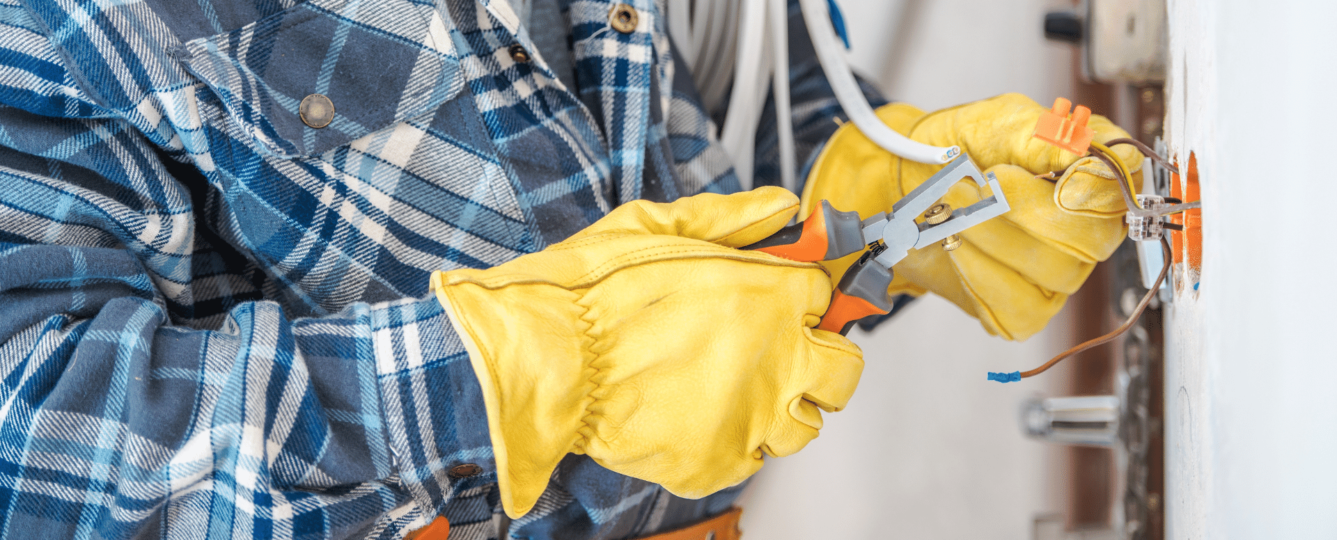 Afbeelding van een werkende electricien