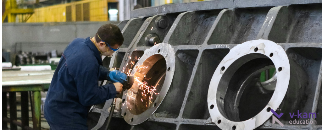 Monteur slijpt metaal in industriële werkplaats met veiligheidsbril en VCA-werkprocedures