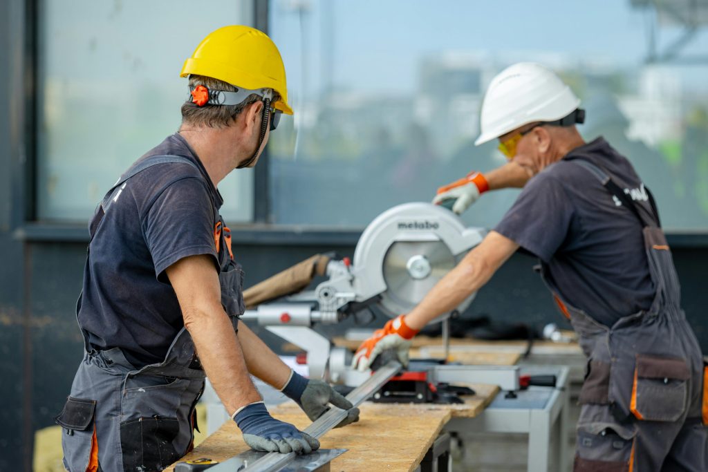 Medewerkers volgen VCA-training en vergroten hun veiligheidsbewustzijn op de werkvloer